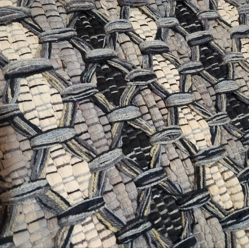 Throw rug - Picture 2 of 3